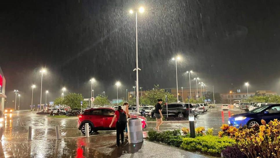 Lluvia obliga a visitantes a permanecer resguardados en centro comercial de Mazatlán