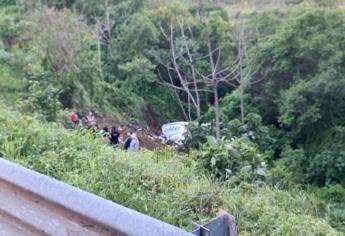 Vuelca camión de pasajeros en Nayarit y mueren por lo menos 24 personas