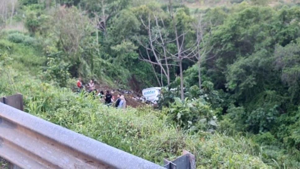 Vuelca camión de pasajeros en Nayarit y mueren por lo menos 24 personas