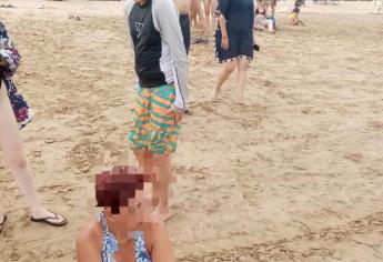 Elementos de la Policía Acuática rescatan a dos personas de ser arrastradas por el mar en playas de Mazatlán