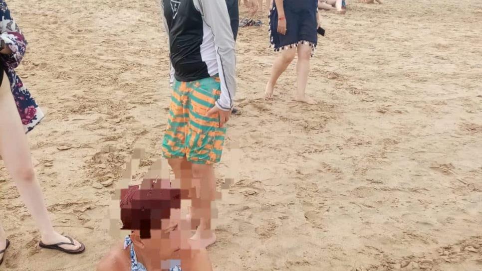 Elementos de la Policía Acuática rescatan a dos personas de ser arrastradas por el mar en playas de Mazatlán