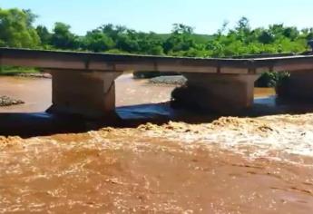¡Peligro! Ciudadanía abre el puente roto de Mojolo; Protección Civil volverá a clausurarlo 