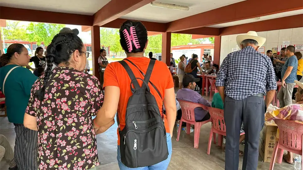 Cientos de personas se trasladaron a los refugios de Guamúchil. FOTO: Luz Noticias