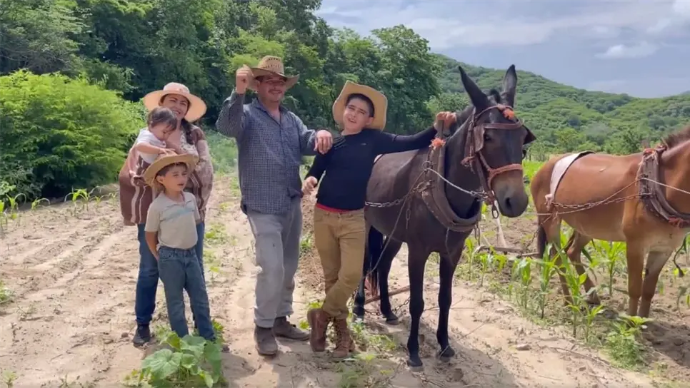 Como las familias de antaño, así viven Los Rancheritos de Sinaloa en Carboneras, Culiacán. FOTO: Facebook