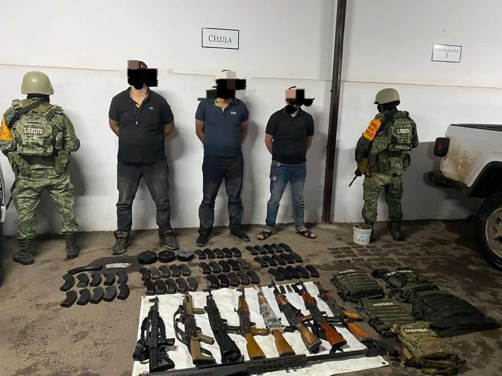 Los detenidos y el armamento asegurado. FOTO: Cortesía Sedena.