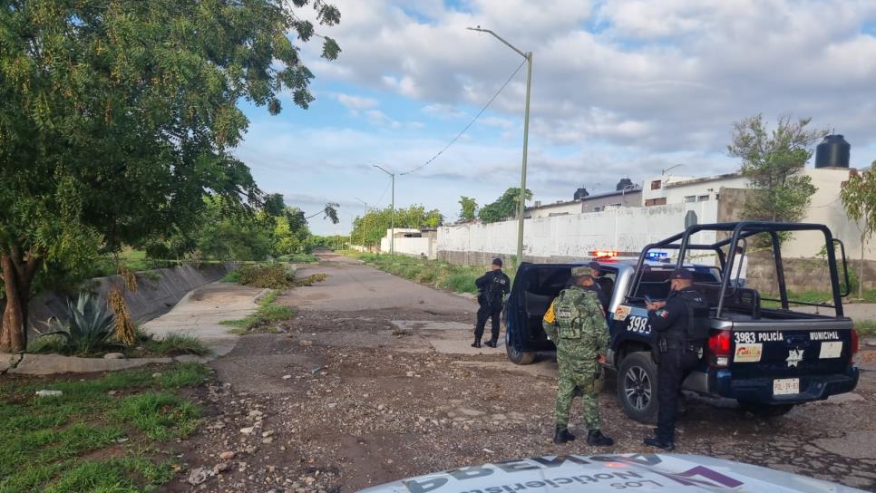 «Tiran» dos cuerpos amarrados y baleados en Colinas del Bosque en Culiacán