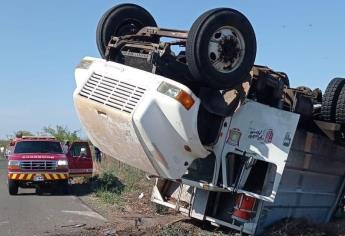 Vuelca camión recolector de basura en Guamúchil: hay dos lesionados