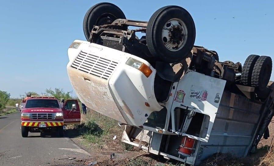 Vuelca camión recolector de basura en Guamúchil: hay dos lesionados