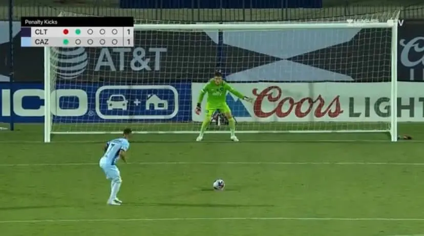 Uriel Antuna justo antes de fallar su penal. FOTO: Apple TV