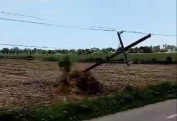 Amanecen postes de luz caídos en el Ejido Huanacaxtle, Eldorado