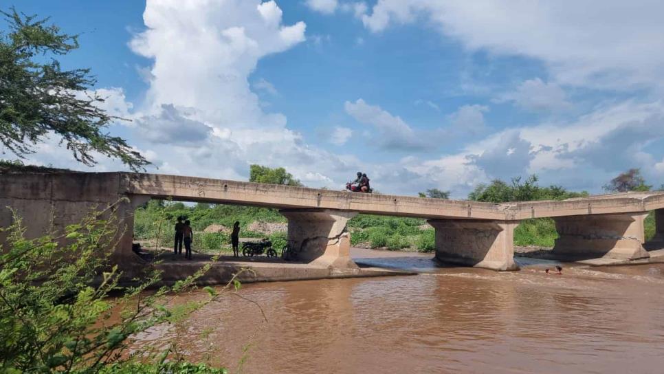 Puente de Mojolo, a punto de caer y hasta le pasan góndolas por encima