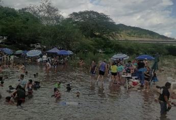 Sinaloenses huyen del calor y abarrotan el río Magistral en Concordia