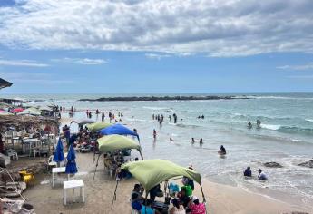 Jóvenes son rescatados al ser arrastrados por corrientes marítimas en Playa Cerritos de Mazatlán