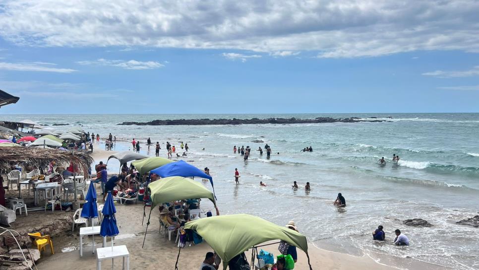 Jóvenes son rescatados al ser arrastrados por corrientes marítimas en Playa Cerritos de Mazatlán