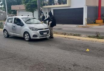 De carro a carro y con «cuerno de chivo» ejecutan a un hombre en Villas del Río en Culiacán