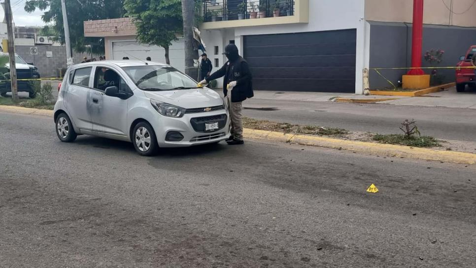 De carro a carro y con «cuerno de chivo» ejecutan a un hombre en Villas del Río en Culiacán