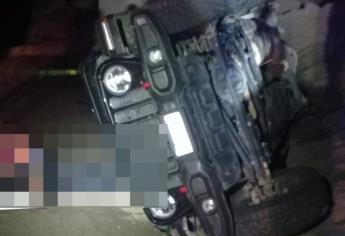 Muere un joven tras volcar en una Jeep Gladiator en playas de Guasave