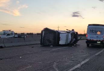 Tránsitos persiguen a una camioneta, la chocan y terminan volcados en Guasave