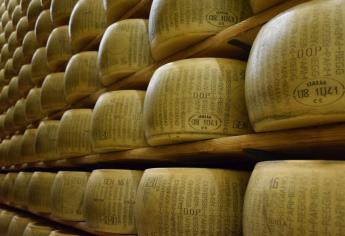 Muere aplastado por 25 mil piezas de su propio queso en Italia