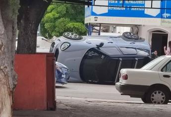 Mujer resulta herida en una volcadura cerca del Hospital Pediátrico en Culiacán
