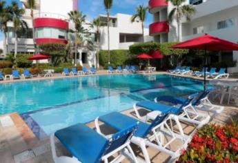 ¿Cuál es la mejor zona para hospedarse en Mazatlán cerca de la playa y a precios bajos?