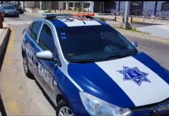 Policías amedrentan a conductor por el polarizado en Mazatlán; patrulla lo trae más oscuro