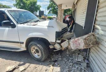 Mujer destroza su camioneta al chocar contra unos locales comerciales en Culiacán