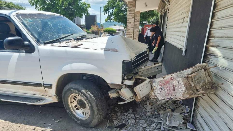 Mujer destroza su camioneta al chocar contra unos locales comerciales en Culiacán Mujer destroza su camioneta al chocar contra unos locales comerciales en Culiacán