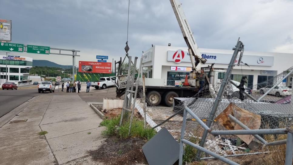 Vientos derriban poste de 12 metros en Culiacán