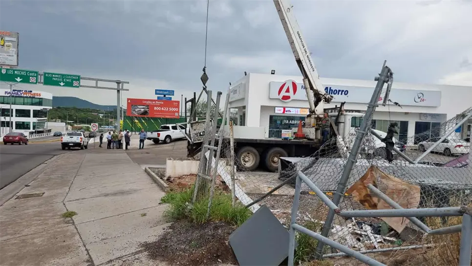 Vientos derriban poste de 12 metros en Culiacán