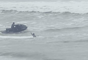 El mar arrastra a otro bañista en playas de Mazatlán