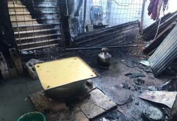 Se incendia una vivienda y un vehículo en Los Mochis, hubo importantes pérdidas en daños materiales