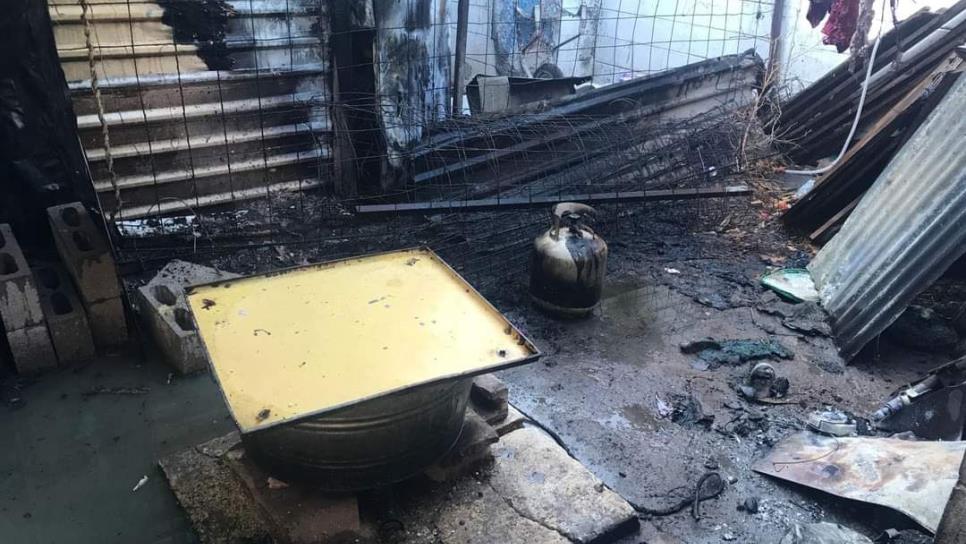 Se incendia una vivienda y un vehículo en Los Mochis, hubo importantes pérdidas en daños materiales
