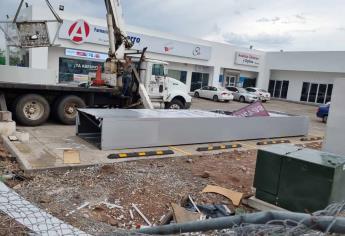 Postes derribados, espectaculares dañados y ventanas reventadas dejan intensas lluvias en Culiacán