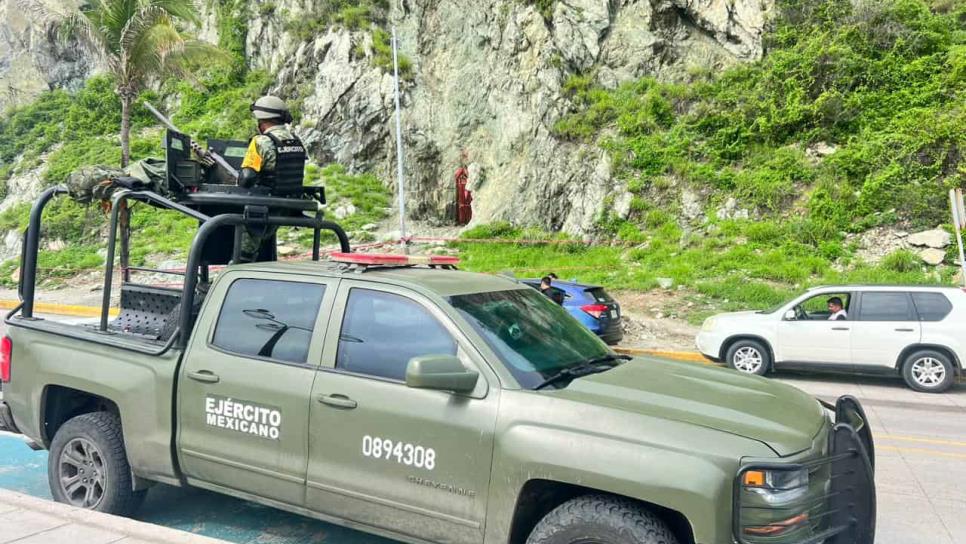 Desgaje de cerro deja lesionada a una turista afuera de la Cueva del Diablo, en Mazatlán