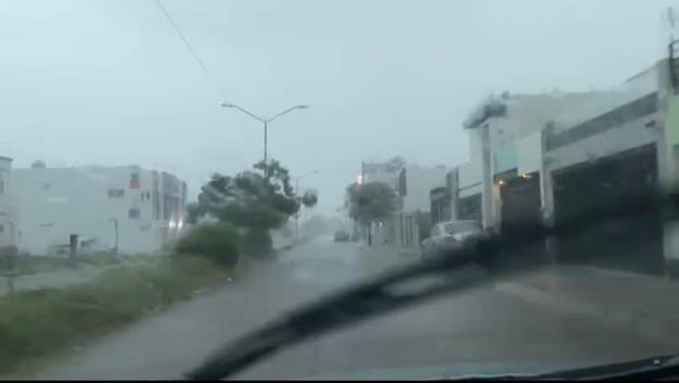 Fuertes vientos y lluvia madrugan a Mazatlán 