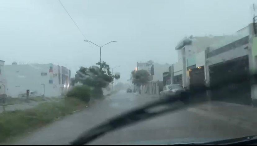 Fuertes vientos y lluvia «madrugan» en Mazatlán 