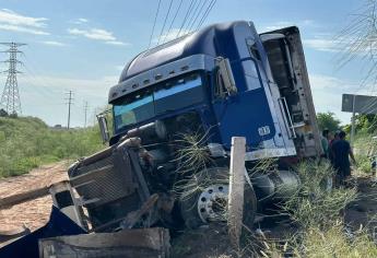 Trailero se queda dormido y vuelca antes de llegar a Los Mochis 