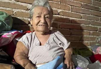 Milita, mujer de estatura baja y de la tercera edad, vive sola y con extrema pobreza en Choix