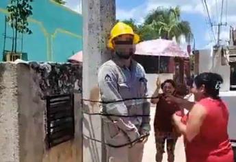Por dejarse amarrar en poste, suspenden a trabajador de la CFE