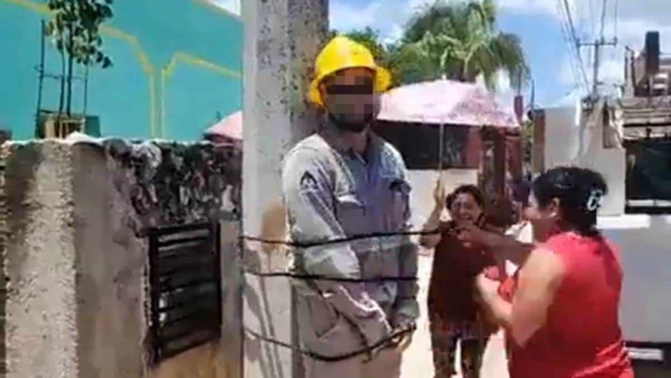 Por dejarse amarrar en poste, suspenden a trabajador de la CFE