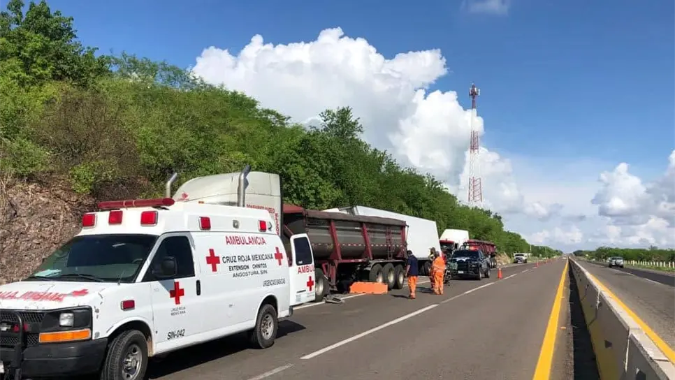Chocan tres tráileres en Mocorito, hay un hombre terminó lesionado