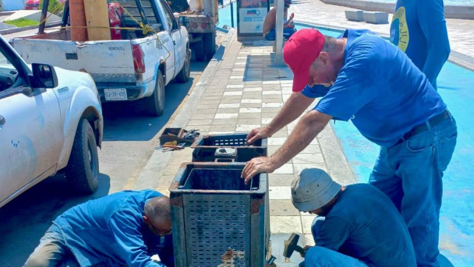 Para mejorar la imagen turística de Mazatlán, retiran mobiliario deteriorado del malecón