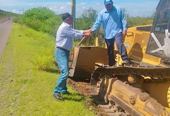 Gobierno de El Fuerte mantiene activo programa de limpieza de carreteras