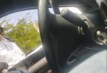 ¡Lo agarran en la movida! Captan a tránsito de Ahome recibiendo «mordida»