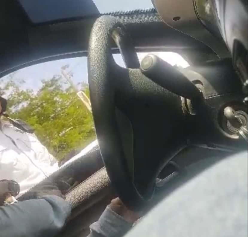 ¡Lo agarran en la movida! Captan a tránsito de Ahome recibiendo «mordida»