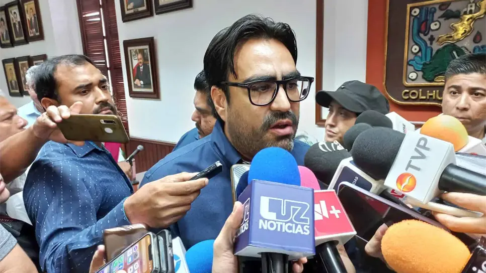 El alcalde de Culiacán atendiendo a los medios de comunicación. FOTO: Luz Noticias