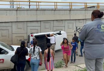 Camioneta vuelca en la salida sur de Mazatlán