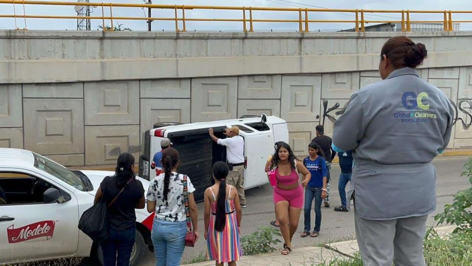 Camioneta vuelca en la salida sur de Mazatlán