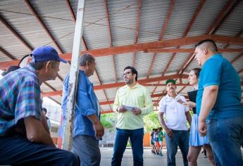 Alcalde de Culiacán entrega material deportivo en la comunidad Bellavista